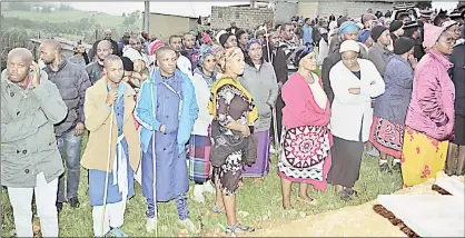  ?? ?? A section of the people who attended Dube’s funeral at the gravesite yesterday morning.