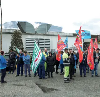  ??  ?? Rovereto Una manifestaz­ione Aquaspace-Tessil4, sotto l’assessore Mauro Gilmozzi