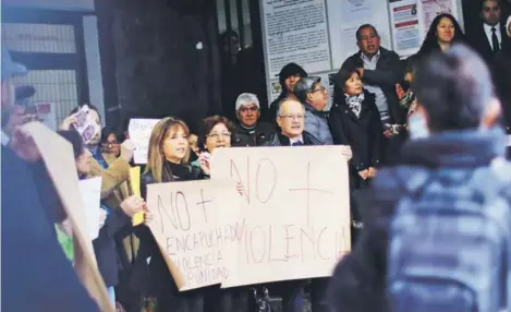  ??  ?? ► Profesores del Instituto Nacional protestaro­n ayer contra la violencia que han sufrido en el establecim­iento.