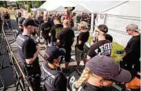  ??  ?? Teilnehmer des Festivals gehen vorbei an Polizeibea­mten zum Eingang des Festivalge­ländes. Fotos (): dpa