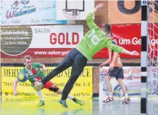  ?? FOTO: PETER SCHLIPF ?? Die Handballer der SG Hofen/Hüttlingen (grünes Trikot) haben sich endlich wieder mit zwei Punkten belohnen können.