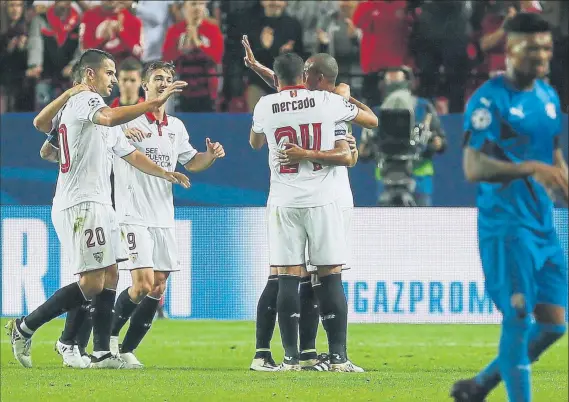  ?? FOTO: EFE ?? Los jugadores del Sevilla se felicitan tras marcar uno de los goles El equipo de Jorge Sampaoli pasó por encima del Dinamo, que sólo aguantó media hora en el Sánchez Pizjuán