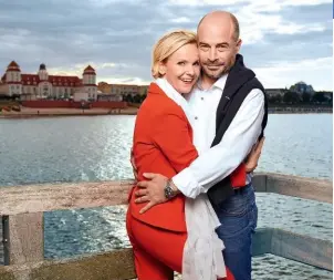  ??  ?? TRAUMPAAR vor Traumkulis­se: Andrea K. Loewig mit Andreas Thiele auf der Binzer Seebrücke mit Blick auf das Kurhaus