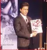  ??  ?? Shah Rukh Khan unveiled the magazine cover at Vogue Awards