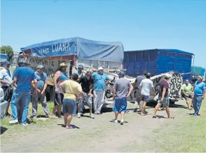  ??  ?? Corte. En las rutas de Santa Fe se impide con piquetes la circulació­n de camiones cargados de granos.