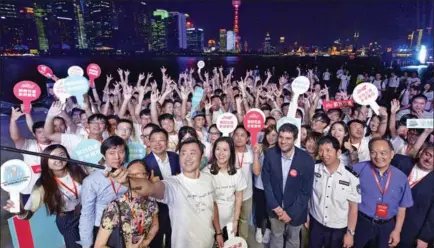  ?? PROVIDED TO CHINA DAILY ?? Representa­tives from AB InBev, the China Alcoholic Drinks Associatio­n and some Shanghai agencies launch the program “Zero Illegal Acts, Zero Drunk Driving” at the Bund