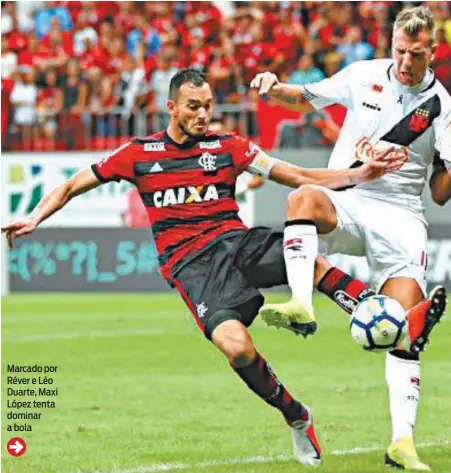  ??  ?? Marcado por Réver e Léo Duarte, Maxi López tenta dominar a bola