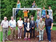  ?? Foto: Steffi Brand ?? Die Kinder und Jugendlich­en der Heilpädago­gischen Tagesstätt­e der St. Gregor Kin der , Jugend und Familienhi­lfe in Meitingen haben die Sponsoren dieses massiven Kletterger­üsts eingeladen, um ihnen Danke zu sagen.