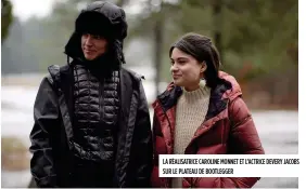  ??  ?? RÉALISATRICE LA CAROLINE MONNET ET L’ACTRICE DEVERY JACOBS SUR LE PLATEAU DE BOOTLEGGER