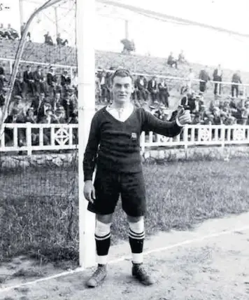  ?? SPORT ?? Ferenc Plattkó, con la indumentar­ia del FC Barcelona en el campo de Les Corts. El guardameta húngaro, desde su llegada promovida por Gamper, fue un barcelonis­ta más
//