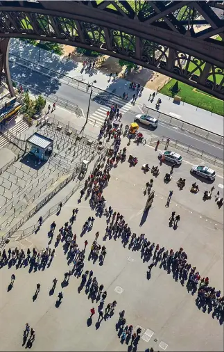  ??  ?? Touriste optimisant ses visites, salarié avare de ses minutes de pause… Coupe-files et passe-droits se multiplien­t pour offrir à chacun sa minute VIP.