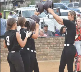 ?? PDN photo by Tom Firme ?? Pocola’s Kail Chitwood celebrates her home run against Whitesboro with Kylee Smith, left, Maci Maxwell, second left, and Madison Linker, second right.