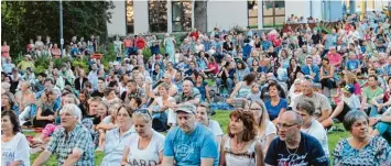  ??  ?? Krönender Abschluss bildet im Stadtgarte­n das „Sonn Mond und Sterne Kino“in Zusammenar­beit mit dem Filmhaus Huber aus Türkheim mit dem Film „Mein Blind Date mit dem Leben“. Schon beim Konzert am Samstag waren die Ränge voll.