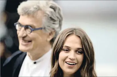  ?? VINCENT WEST / REUTERS ?? Alicia Vikander, davant Wim Wenders, va concentrar l’atenció del públic i els mitjans al Zinemaldia