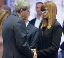  ??  ?? Commossi Il premier Paolo Gentiloni con Carlotta Mantovan alla camera ardente