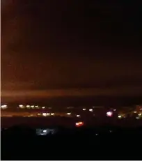  ??  ?? Nella notte La colonna di fumo vicino a Damasco e i razzi della contraerea