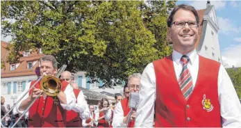  ?? FOTO: CLAUDIA BUCHMÜLLER ?? Noch-Dirigent Jochen Schlagmann (rechts) beim diesjährig­en Auftakt zum Schlossfes­t.