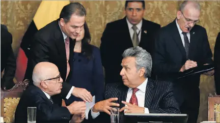  ?? RENÉ FRAGA / EXPRESO ?? Encuentro. Antonio Acosta (i), presidente del Banco Pichincha, y el presidente Lenín Moreno conversaro­n, ayer, en una reunión en Carondelet.