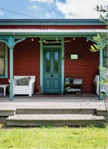  ??  ?? ABOVE RIGHT Richly warm and welcoming, the unconventi­onal red and green exterior of Fi and Hugh’s cottage hints at what lies beyond.
OPPOSITE A porcelain stag sits elegantly alongside ornately beautiful mirrors in the bathroom.