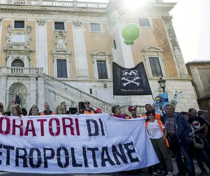  ??  ?? Manifestaz­ione La protesta dei dipendenti di Roma Metropolit­ane, il 27 ottobre scorso, durante lo sciopero generale per le municipali­zzate