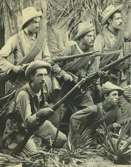  ??  ?? Soldados españoles durante la Guerra de Cuba armados con Maüsers y preparados para una emboscada en diciembre de 1895