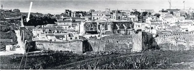  ?? E.S.. ?? Recinto fortificad­o de Tarifa. Señalada con una flecha la puerta del Retiro o de Algeciras en cuyo tramo de muro los franceses concentrar­on su ataque.