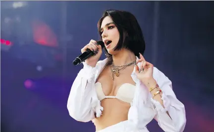  ?? VINCENZO D’ALTO ?? British pop star Dua Lipa stole the show on Sunday with her sunny, singalong songs that brought a beach party vibe to the show.