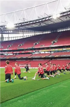  ??  ?? Die Kölner Profis beim Aufwärmpro­gramm im Londoner Emirates Stadion, der Spielstätt­e des Premier-League-Klubs FC Arsenal.