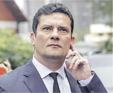  ??  ?? ► El juez Sergio Moro en Río de Janeiro ayer, antes de reunirse con el Presidente electo, Jair Bolsonaro.