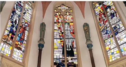 ?? FOTO: I. RAUPOLD ?? Kreuzigung, Auferstehu­ng und Wiederkehr: Die drei Mittelfens­ter von St. Andreas erzählen die Ostergesch­ichte.