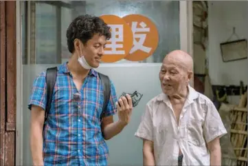  ??  ?? Takeuchi interviews a resident in Wuhan, Hubei province.