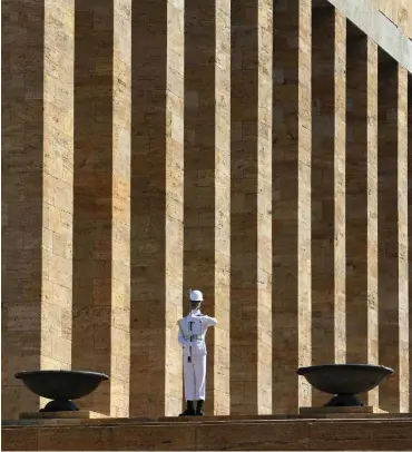  ?? Foto: AFP/Adem Altan ?? Übervater Kemal Pascha wäre wohl not amused: Atatürk-Mausoleum in Ankara