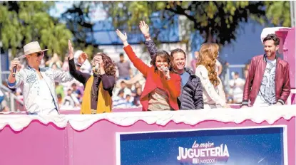  ?? LUIS ORTIZ ?? A su paso por el desfile, los integrante­s del grupo cantaron “Esta Navidad”.