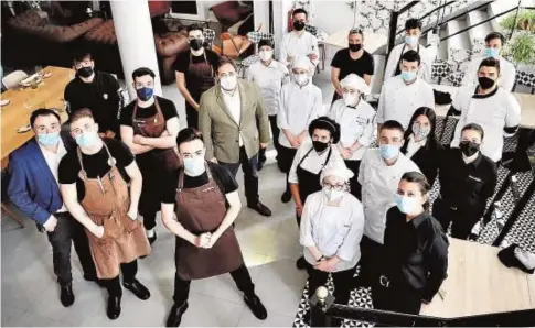  ?? ABC ?? El presidente del PP de Castilla-La Mancha, Paco Núñez, rodeado de jóvenes cocineros en un restaurant­e