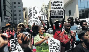  ?? Picture: ALON SKUY ?? VINDICATED: Protesters voice their opinions outside the High Court in Johannesbu­rg during the case between gold mining companies and miners who had contracted silicosis