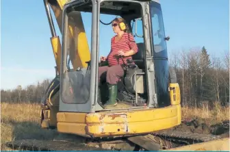  ??  ?? Rachel Trépanier, productric­e maraîchère en Mauricie, a questionné des agricultri­ces, mais aussi des agriculteu­rs, de son entourage pour connaître leur expérience de grossesse et postpartum conjugué avec le travail sur la ferme.