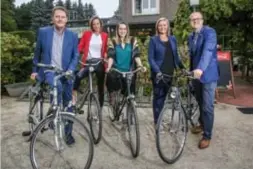  ?? FOTO KH ?? Jean-Paul Peuskens, Loes Mispoulier, Tine Jans, Els Robeyns en Daan Deckers gaan voor een fietsplan in Limburg.