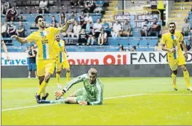  ?? MARK ROBINSON / GETTY ?? Dídac marcó el 1-0 en una gran jugada que empezó el portero Roberto