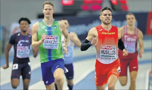  ??  ?? EXPLOSIVO. Óscar Husillos batió al esloveno Luka Janezic en la primera semifinal de 400 de los Europeos de pista cubierta de Glasgow.