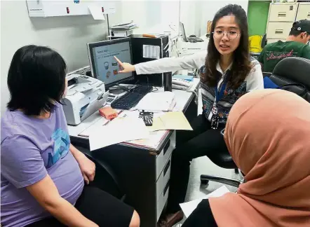  ??  ?? Do’s and don’ts: Poh speaking to pregnant patients with gestationa­l diabetes.