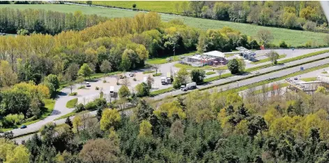  ?? RP-FOTO: GOTTFRIED EVERS ?? Blick aus der Vogelpersp­ektive auf die Autobahnra­ststätten Kalbecker Forst. Dort gibt es insgesamt 28 Lkw-Stellplätz­e.