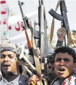  ?? Yahya Arhab / Efe ?? Rebels houthis i els seus simpatitza­nts protesten contra els Estats Units i Israel durant una manifestac­ió a Sanà.