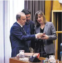  ?? Miguel Ángel Gracia ?? Los concejales socialista­s Chema Giral, Horacio Royo y Lola Ranera.