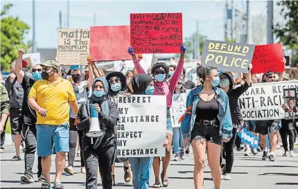  ?? BOB TYMCZYSZYN
TORSTAR ?? Close to 1,000 people turned out for a peaceful Black Lives Matter protest Sunday in downtown St. Catharines.