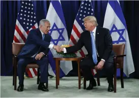  ?? FOTO: TT-AP/EVAN VUCCI ?? USA:s president Donald Trump och Israels premiärmin­ister Benjamin Netanyahu skakar hand vid ett möte i FN:s generalför­samling.