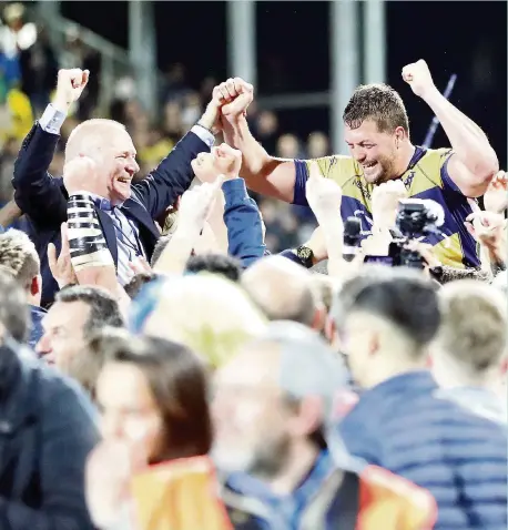  ?? Photos Antoine Deschamps ?? Le centre neversois Rudy Derrieux (à gauche) fut un poison constant pour la défense de Chambéry, qui inscrivit l’essai de la victoire après avoir pris le relais d’Urruty dans les tirs au but cruciaux. De quoi précipiter la joie du président Régis...