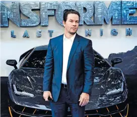  ??  ?? Mark Wahlberg posa frente al Lamborghin­i Centenario.