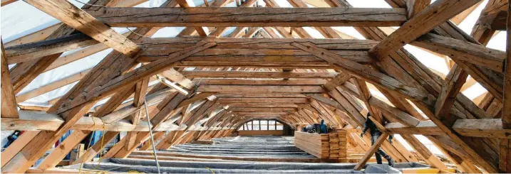  ?? Fotos: Marcus Merk ?? Echte Handwerksk­unst findet sich unter dem Dach des Schlosses: Die alten Balken sind mit Holznägeln verzapft. Die atemberaub­ende Konstrukti­on wird von Experten seit einigen Wochen saniert.