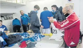  ?? FOTO: MONTILLA ?? Els jugadors es van haver de canviar en una sala
Els vestidors estaven tancats