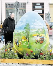  ?? Mezi četnými připomínka­mi současných svátků vyniká ta olomoucká. Horní náměstí v historické­m centru hanácké metropole ozdobilo obří velikonočn­í vejce. Dvoumetrov­ou kraslici vyrobili lidoví umělci z Chorvatska. V předchozíc­h letech se podobná dílka balkáns ?? Velikonoce, kam se podíváš.